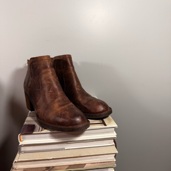 Born Brown Reece Size 10 Women's Distressed Leather Ankle Zip Up Boots